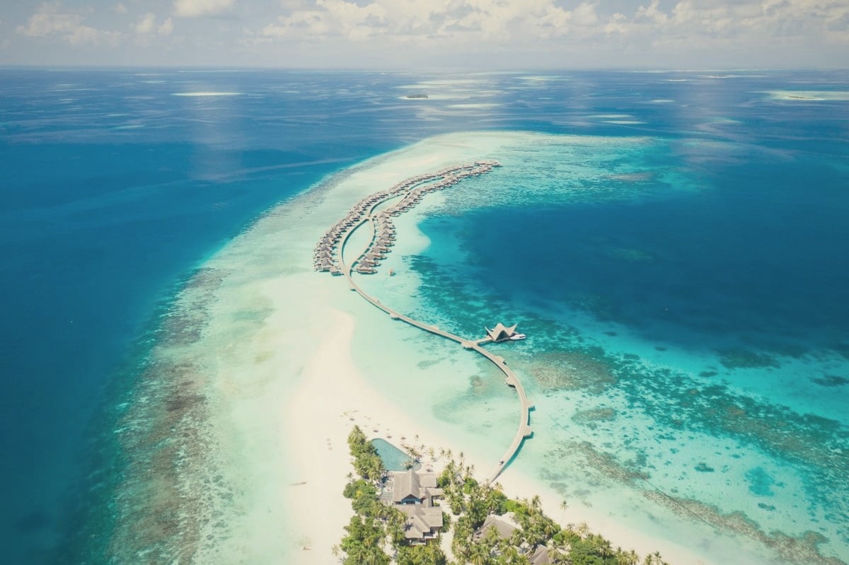 Muravandhoo Island from above. JOALI's signature Porky Hefer Manta sculpture is visible from the aerial approach.