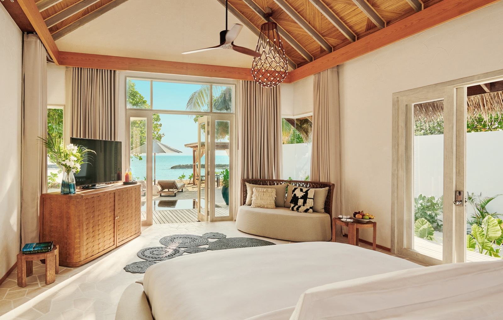 Sunrise Beach Villa. Sirru Fen Fushi