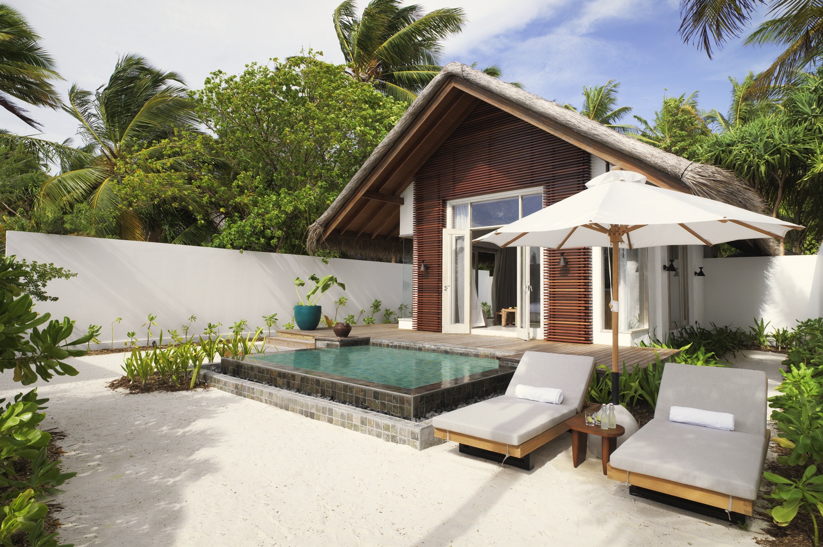 Pool Sunset Beach Villa. Sirru Fen Fushi