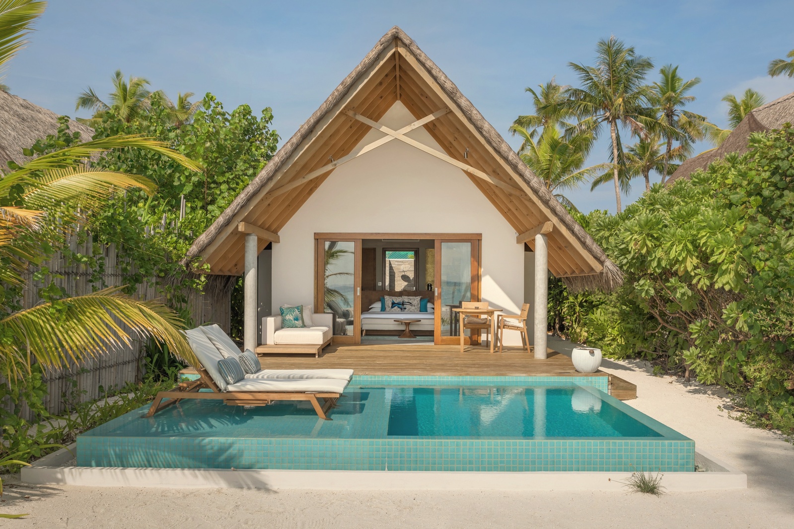 Pool Beach Villa Sunrise. Fushifaru Maldives